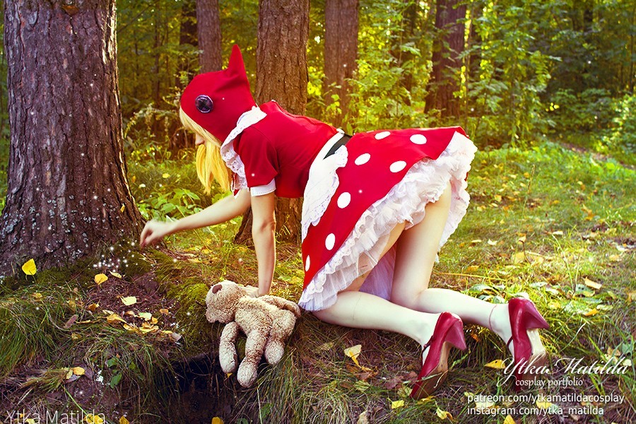 Красная шапочка с большими сиськами собирает грибы голой
